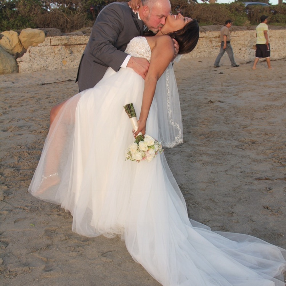 Beautiful strapless wedding dress!